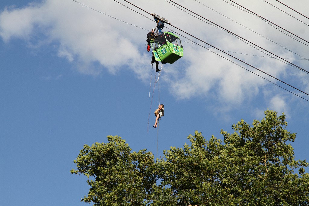 Koelner Seilbahn Gondel blieb haengen Koeln Linksrheinisch P567.JPG